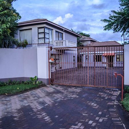 The Palace Guest House 哈拉雷 外观 照片